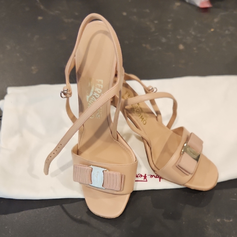 Salvatore Ferragamo Beige Bow Sandals